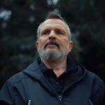 "Especialmente grave son algunos casos en los que médicos sancionados por nuestra corporación se suman a estos actos. El último es el anunciado por el cantante Miguel Bosé y algunos médicos de la plataforma «Médicos por la verdad»"