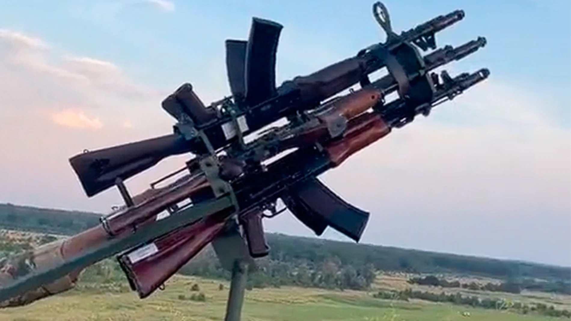 Así improvisan las Fuerzas Armadas de Ucrania un cañón antiaéreo con 6 rifles de asalto AK-74.