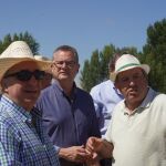 El consejero Gerardo Dueñas, con varios agricultores tras presentar los datos de la campaña de cereal