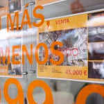 Barrio de San Cristobal de los Angeles. Reportaje sobre las viviendas mas baratas de Madrid que se ubican en este barrio humilde de la capital. Foto de anuncios de inmobiliarias ubicadas en la zona.