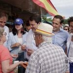 Mañueco conversa con unos vecinos de Íscar junto a Cantalapiedra y Conrado Íscar, entre otros