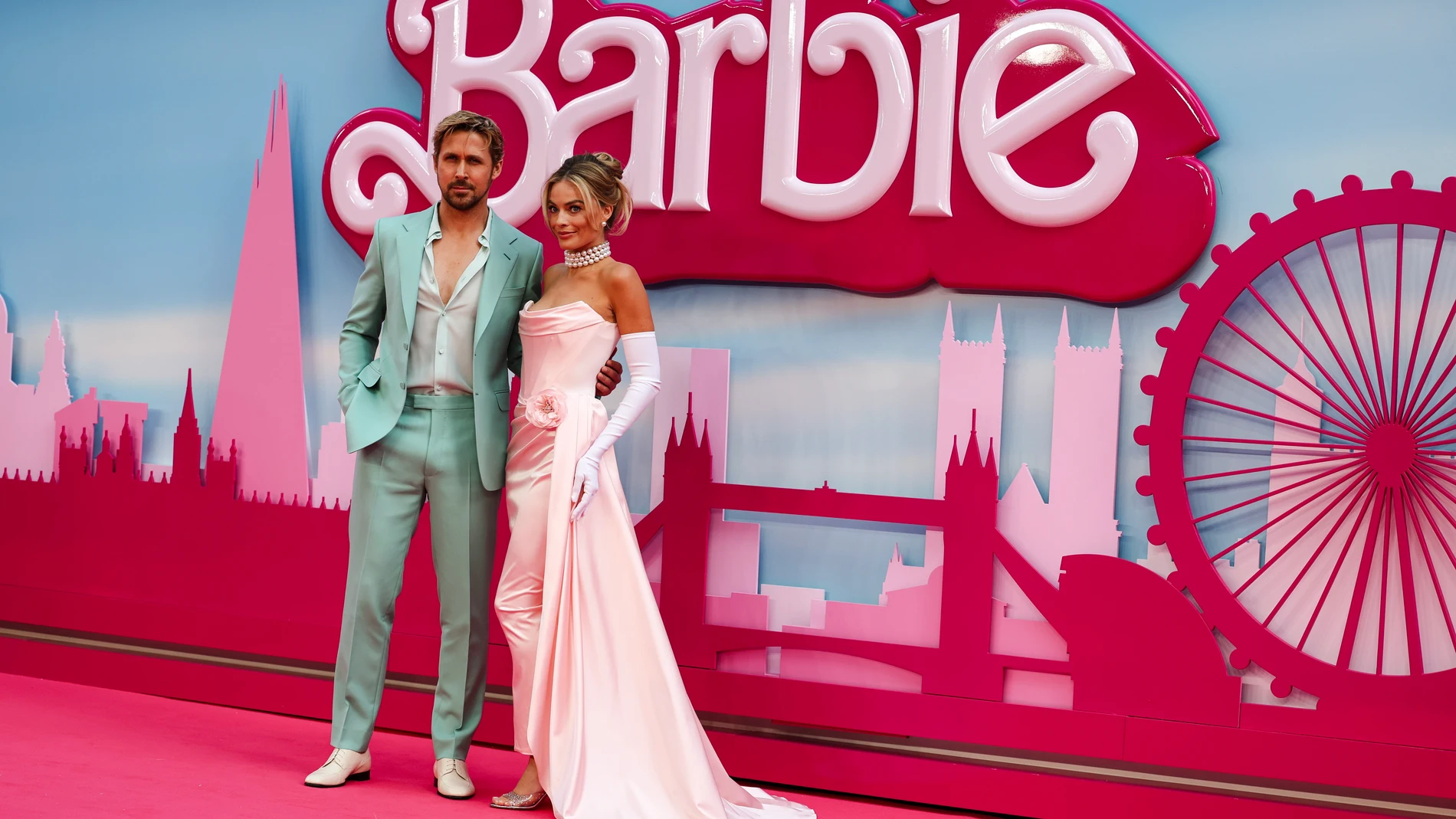 London (United Kingdom), 12/07/2023.- Canadian actor Ryan Gosling (L) and Australian actor Margot Robbie (R) pose on the pink carpet at the European premiere of 'Barbie' in central London, Britain, 12 July 2023. The film will be released in cinemas from 21 July 2023. (Cine, Reino Unido, Londres) EFE/EPA/ANDY RAIN