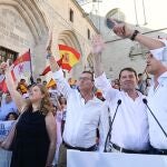 Mañueco, Ibáñez, Feijóo y Cristina Ayala saludan a los asistentes al acto junto a la Catedral