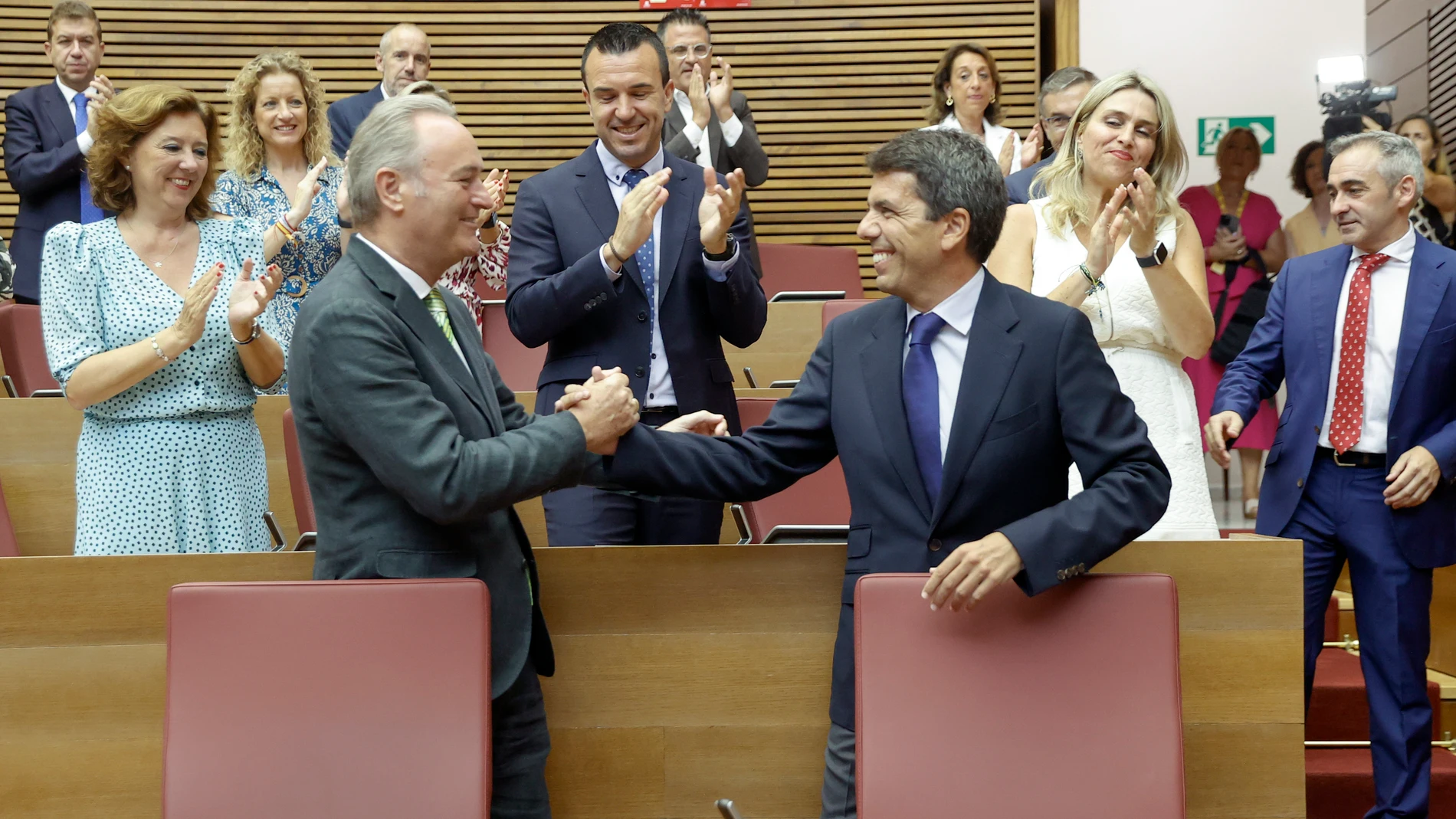 GRAFCVA4535. VALENCIA, 13/07/2023.- El presidente del PP de la Comunitat Valenciana, Carlos Mazón (d) saluda al ex presidente Alberto Fabra, a su llegada a Las Cortes Valencianas donde hoy será elegido nuevo president de la Generalitat en virtud del pacto de gobierno alcanzado el 13 de junio con Vox. EFE/ Kai Forsterling