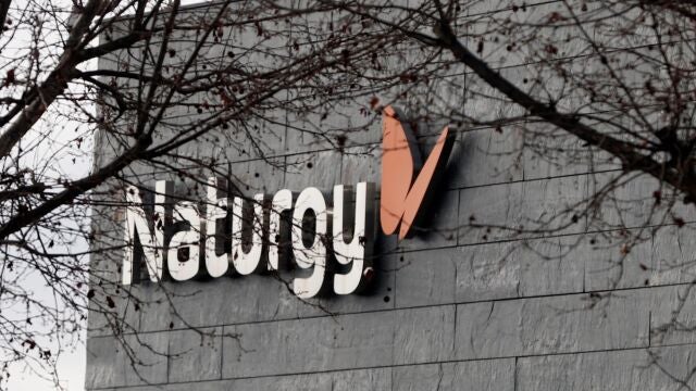 MADRID, 26/01/2021.- Logo del grupo energético Naturgy en la fachada de la sede de la empresa en Madrid este martes. Naturgy ha contratado los servicios de las firmas de servicios legales y financieros Freshfields y Citi para analizar la oferta voluntaria realizada sobre un 22,689 % del capital social de la compañía por Global Infraco, propiedad de IFM GIF. EFE/J.J. Guillén