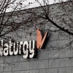 MADRID, 26/01/2021.- Logo del grupo energético Naturgy en la fachada de la sede de la empresa en Madrid este martes. Naturgy ha contratado los servicios de las firmas de servicios legales y financieros Freshfields y Citi para analizar la oferta voluntaria realizada sobre un 22,689 % del capital social de la compañía por Global Infraco, propiedad de IFM GIF. EFE/J.J. Guillén