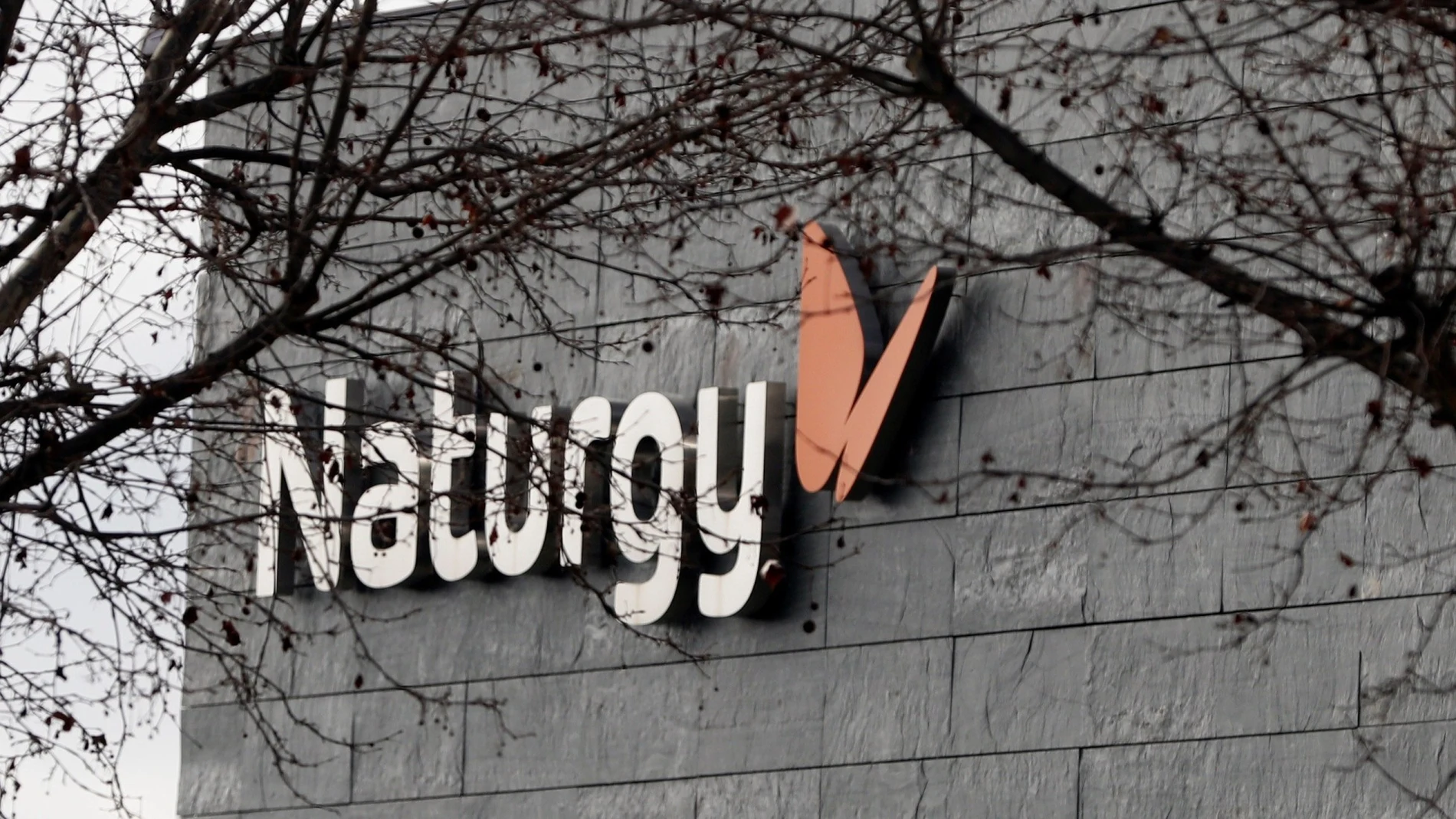 MADRID, 26/01/2021.- Logo del grupo energético Naturgy en la fachada de la sede de la empresa en Madrid este martes. Naturgy ha contratado los servicios de las firmas de servicios legales y financieros Freshfields y Citi para analizar la oferta voluntaria realizada sobre un 22,689 % del capital social de la compañía por Global Infraco, propiedad de IFM GIF. EFE/J.J. Guillén