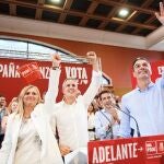 El secretario general del PSOE y presidente del Gobierno, Pedro Sánchez; junto al secretario general del partido en Cantabria, Pablo Zuloaga; y a los candidatos al Congreso y al Senado, Pedro Casares y Noelia Cobo (número 2)