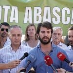 García-Gallardo atiende a la prensa en Simancas junto a Pablo Sáez, entre otros