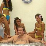 Jesús Gil y Gil en su spa particular malamente rodeado