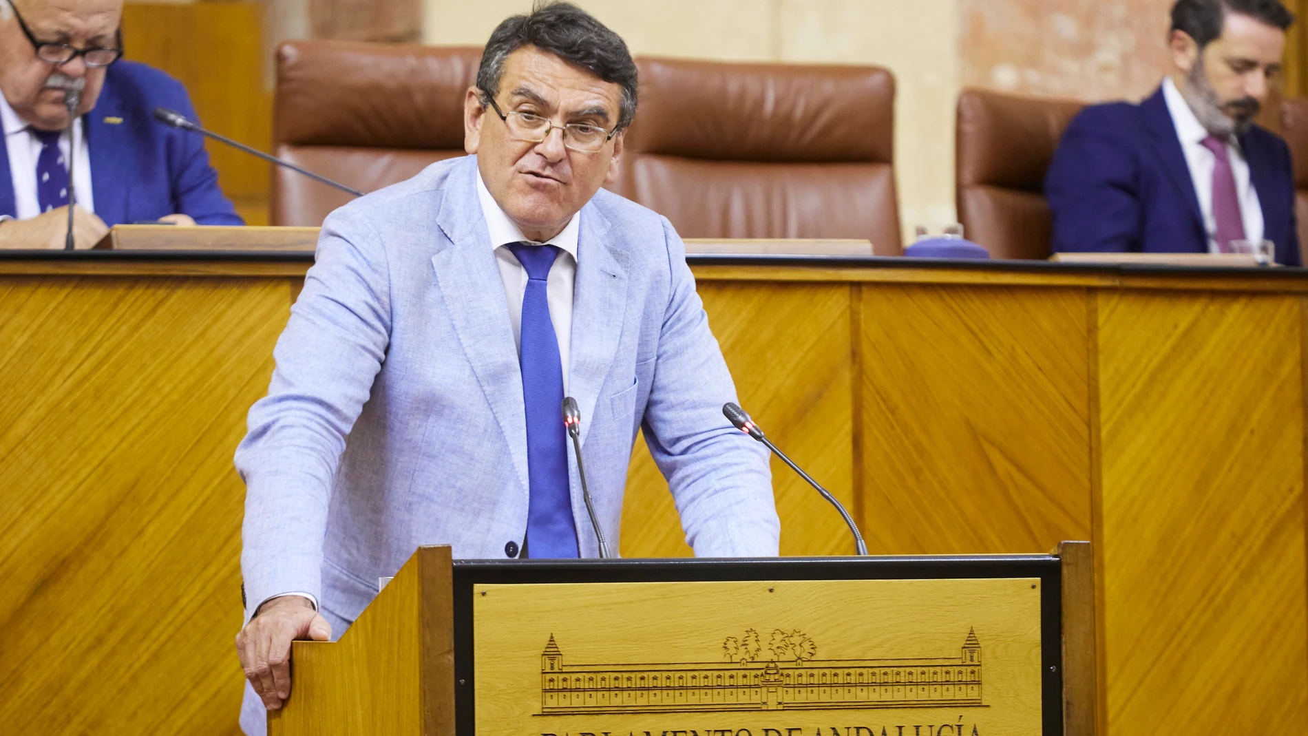 El parlamentario de Vox, Rafael Segovia, este jueves en la tribuna de oradores del Parlamento de Andalucía. JOAQUÍN CORCHERO/PARLAMENTO DE A 13/07/2023