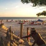 "El rey de la playa" cuida su castillo de arena todos los días, para que su fortaleza siga intacta
