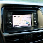 Ya sabemos que no podemos manipular la pantalla del coche cuando estamos conduciendo, pero ¿y si estamos en un semáforo?