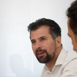 Tudanca acusa a PP y Vox de usar a las víctimas del terrorismo "para enfrentar" a los españoles