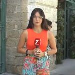 La periodista Beatriz Anillo, a las puertas de la Diputación, ante la mirada de la señora espontánea