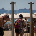 Varios municipios del litoral gaditano han cortado el agua de las duchas de sus playas
