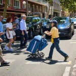 Un cartero de Correos en la calles de Madrid. La compañía de mensajería postal ha explicado que el aumento de la plantilla de trabajadores se debe al incremento del número de solicitudes de voto por correo para las elecciones generales del 23J y la coincidencia de los comicios con las vacaciones de verano, © Alberto R. Roldán / Diario La Razón. 14 07 2023