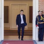 El presidente del Gobierno y candidato del PSOE a la reelección, Pedro Sánchez, sale a recibir al presidente de la República de Chile, en una reunión en el Palacio de la Moncloa, a 14 de julio de 2023, en Madrid (España). Su Excelencia el Presidente de la República de Chile, Sr. Gabriel Boric Font, ha viajado a España con motivo de su visita de trabajo para asistir a la Cumbre UE-CELAC, que tiene lugar los días 17 y 18 de julio, en Bruselas. 14 JULIO 2023;CHILE;REPÚBLICA DE CHILE;GABRIEL BORIC Carlos Luján / Europa Press 14/07/2023