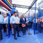 El laberinto de "retrasos" del Corredor Mediterráneo se ha instalado en la plaza de la Montañeta de Alicante.