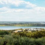 Grandes extensiones de dehesas y el lago Alqueva rodean este precioso hotel