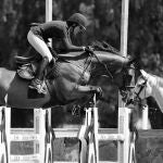 Paola Amilibia, en pleno salto con uno de sus caballos
