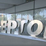 Economía/Empresas.- La CNMC autoriza en primera fase la compra por Repsol del 50% de CHC Energía