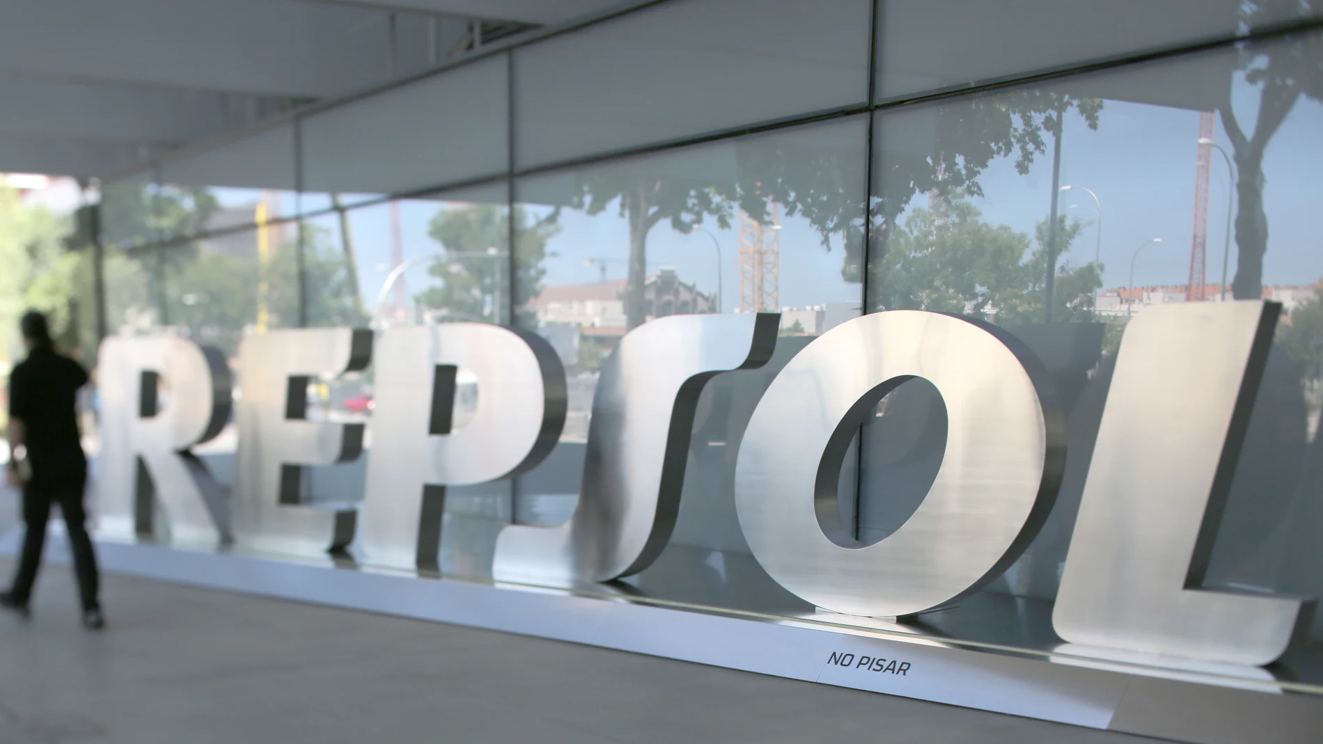 Economía/Empresas.- La CNMC autoriza en primera fase la compra por Repsol del 50% de CHC Energía