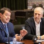 El presidente del Partido Popular de Castilla y León, Alfonso Fernández Mañueco, el presidente del Partido Popular de Salamanca, Carlos García Carbayo, y el europarlamentario Pablo Arias, intervienen en un encuentro informativo sobre el corredor Ruta de la Plata con representantes de las Cámaras de Comercio.
