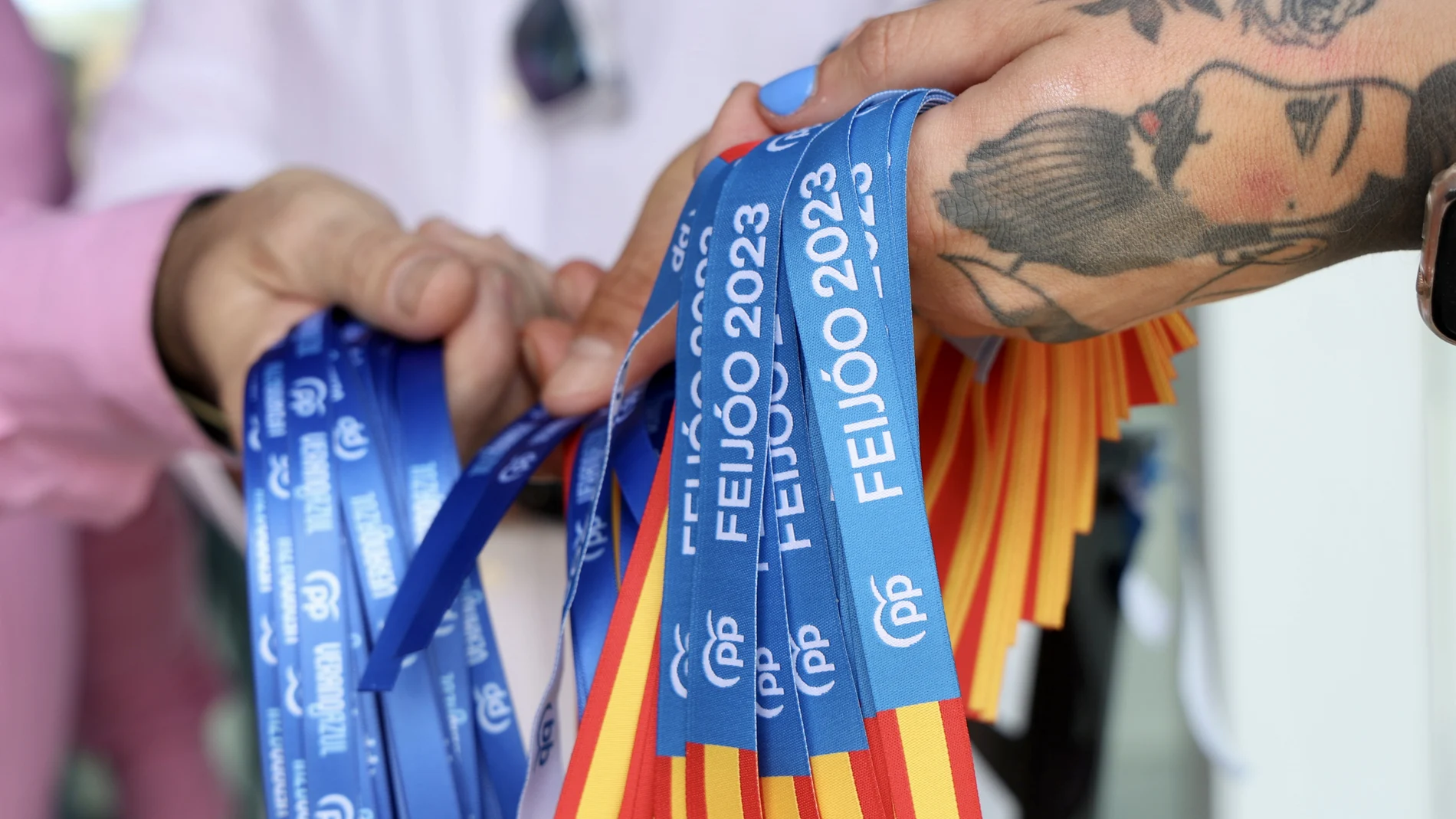 Detalle de pulseras de la candidatura del líder del PP, Alberto Núñez Feijoo, a la presidencia del gobierno, durante un acto público de su partido este sábado en Logroño.