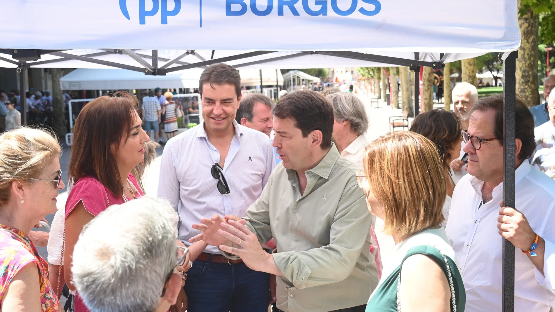 Mañueco conversa con vecinos de Miranda de Ebro en compañía de Ángel Ibáñez