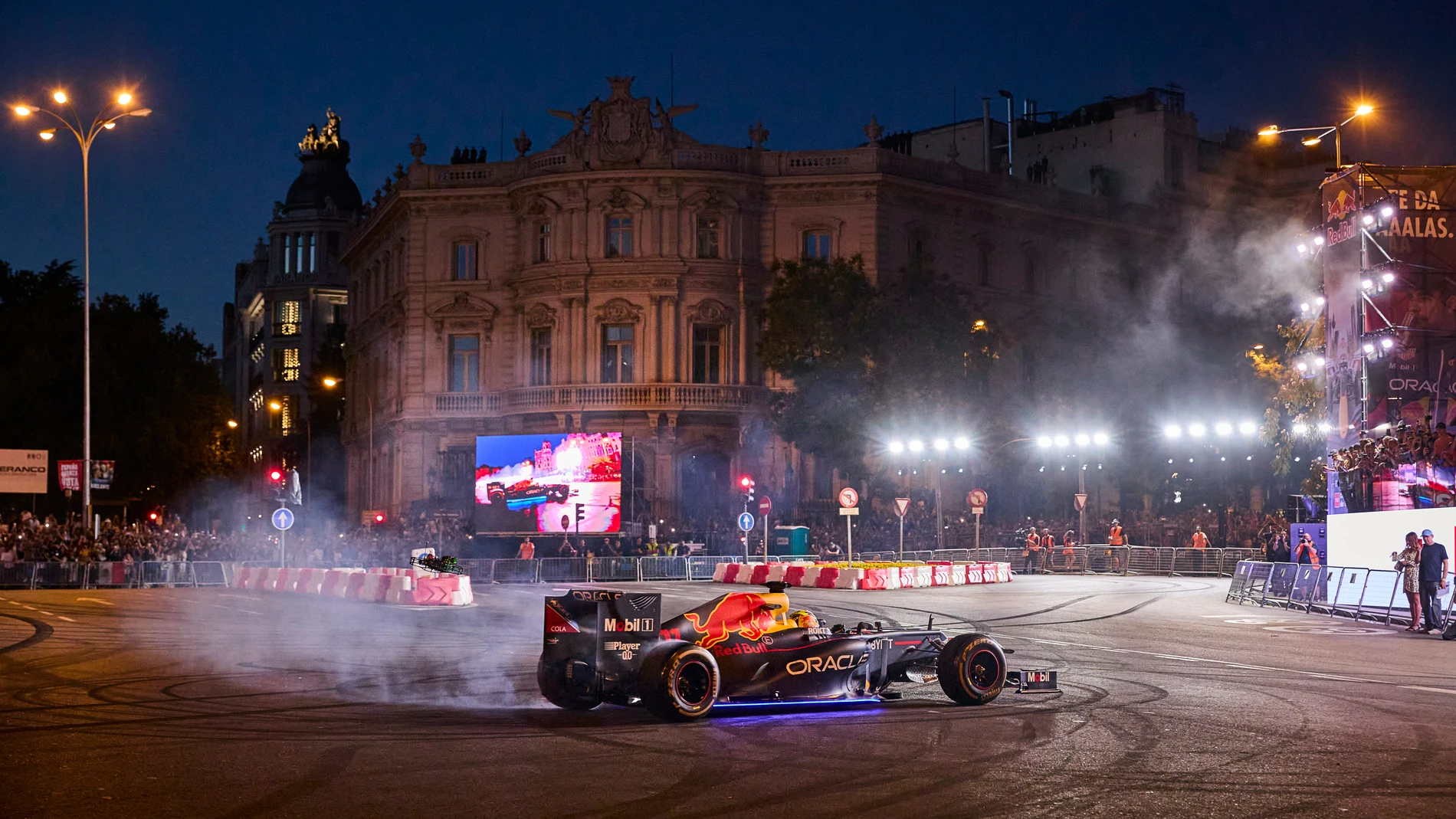 Exhibición Formula Uno en las calles del centro de Madrid. El piloto de RedBull, Checo Perez pilota un formula uno por el paseo de la castellana y la plaza de Cibeles. © Alberto R. Roldán / Diario La Razón. 15 07 2023