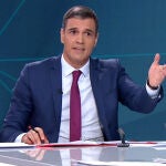 El presidente del Gobierno y candidato del PSOE a la reelección, Pedro Sánchez (i), y el candidato del PP a la presidencia, Alberto Núñez Feijóo (d), durante el programa 'Cara a Cara. El Debate', en Atresmedia,
