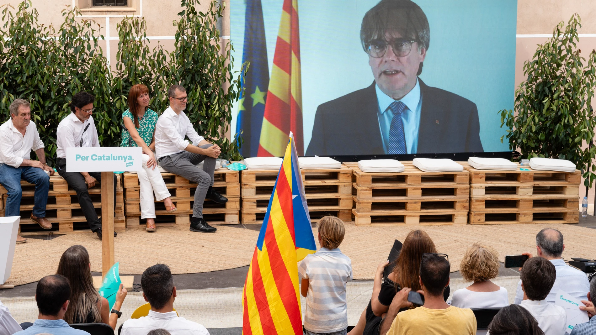 AMER (GIRONA), 16/07/2023.- El expresidente de la Generalitat Carles Puigdemont ha entrado en campaña este domingo en el mitin central de JxCat en las elecciones del 23J en Amer (Girona), su pueblo natal, en una intervención por streaming al final del mismo. Puigdemont ha asegurado que JxCat estará "en todas las trincheras en las que haya defender a Cataluña" y ha dicho que a ello se dedicará especialmente Míriam Nogueras como candidata al Congreso. EFE/ David Borrat