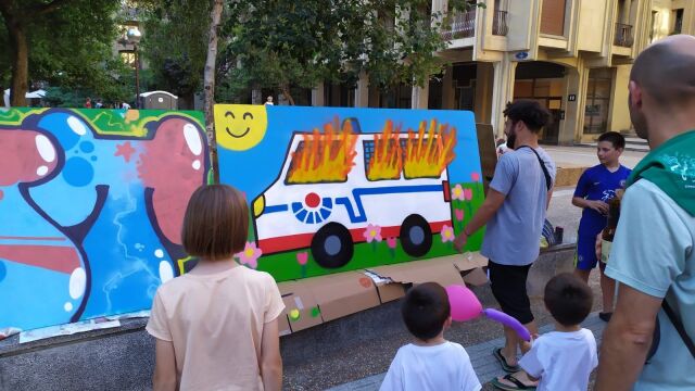 Radicales se mofan con un dibujo del intento se asesinato a ertzainas en una exposición pública en San Sebastián