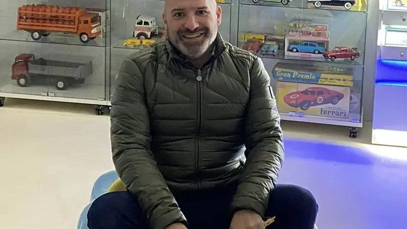 José Manuel montado en coche antiguo de juguete
