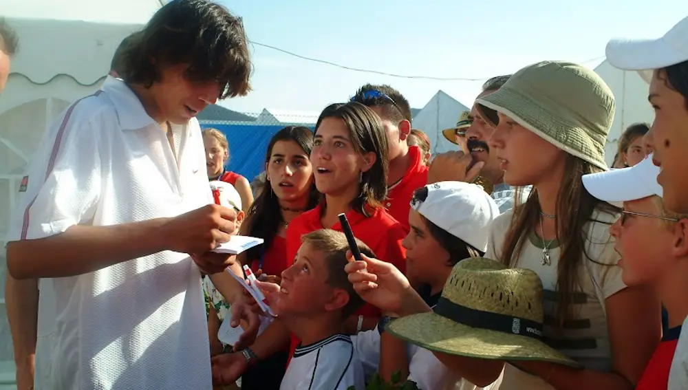 El joven Nadal, firmando autógrafos en el torneo de El Espinar