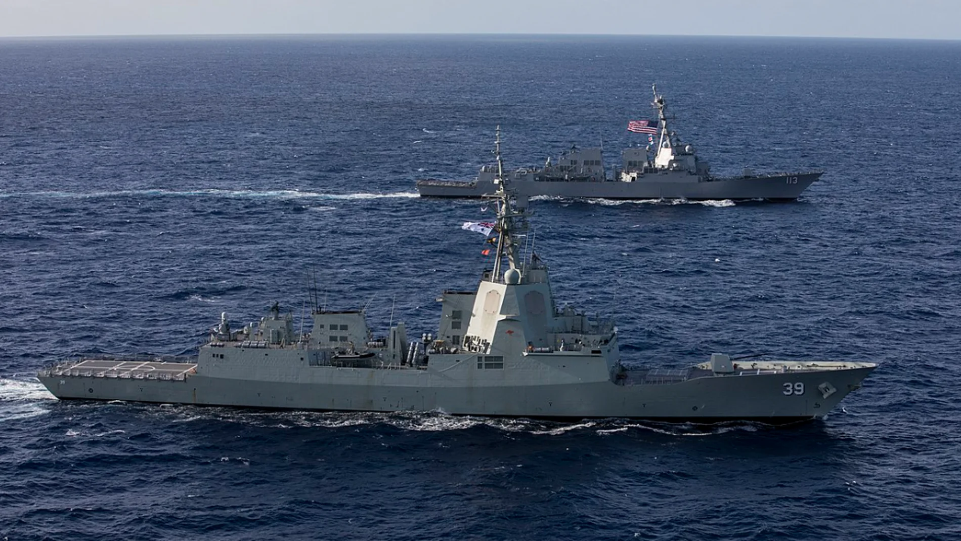 El destructor USS John Finn navegando con el HMAS Hobart en una foto de archivo