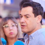 Juanma Moreno atiende a los medios de comunicación