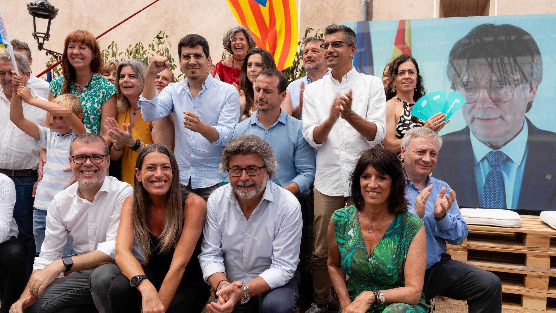 AMER (GIRONA), 16/07/2023.- El expresidente de la Generalitat Carles Puigdemont ha entrado en campaña este domingo en el mitin central de JxCat en las elecciones del 23J en Amer (Girona), su pueblo natal, en una intervención por streaming al final del mismo. Puigdemont ha asegurado que JxCat estará "en todas las trincheras en las que haya defender a Cataluña" y ha dicho que a ello se dedicará especialmente Míriam Nogueras como candidata al Congreso. EFE/ David Borrat
