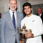 El rey Felipe VI posa con Carlos Alcaraz tras conquistar el torneo de Wimbledon