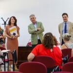 El alcalde de Sevilla, José Luis Sanz, segundo por la derecha, en la reunión mantenida con los trabajadores sociales y los equipos técnicos que trabajan en los asentamientos del Vacie y Las Letanías