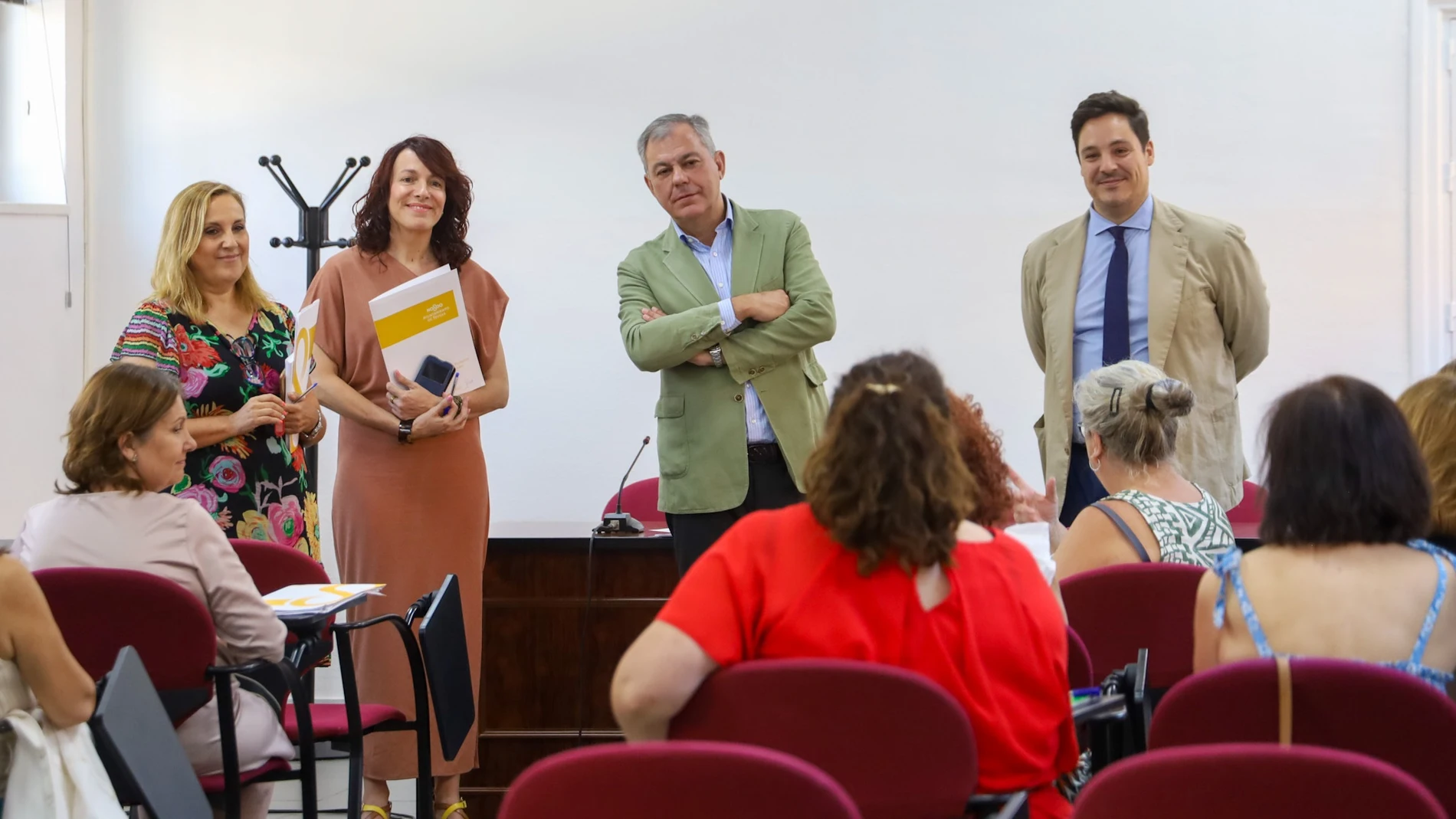 El alcalde de Sevilla, José Luis Sanz, segundo por la derecha, en la reunión mantenida con los trabajadores sociales y los equipos técnicos que trabajan en los asentamientos del Vacie y Las Letanías