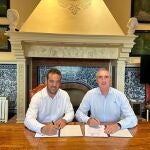 Firma del convenio con el alcalde de Segovia, José Mazarías
