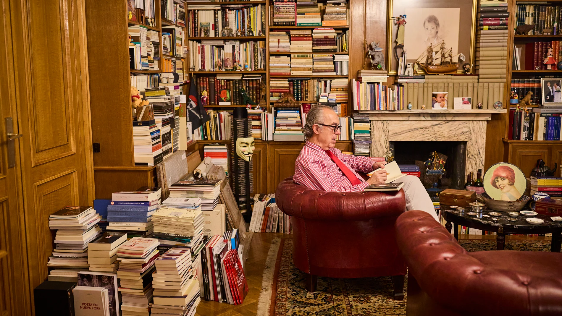 El poeta Luis Alberto de Cuenca, que fue secretario de estado de cultura y director de la biblioteca nacional nos muestra su biblioteca personal ubicada en un piso en Madrid.