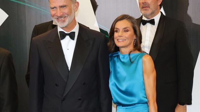 La reina Letizia brilla con luz propia en los premios Cavia 2023