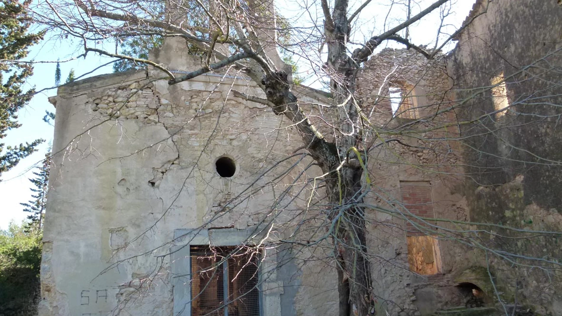 Los padres de Melinda se mudaron a una masía cercana a Jafra, en busca de aislamiento