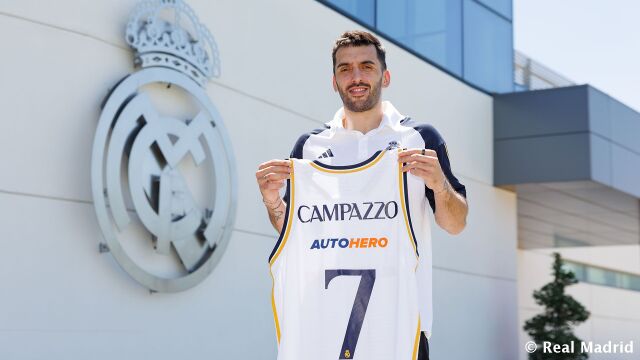 Facu Campazzo posa con su nueva camiseta