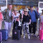 Los ocho colaboradores de 'Sálvame' en el aeropuerto de Madrid