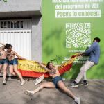Activistas de Femen desnudan su protesta contra la violencia machista ante la sede de Vox