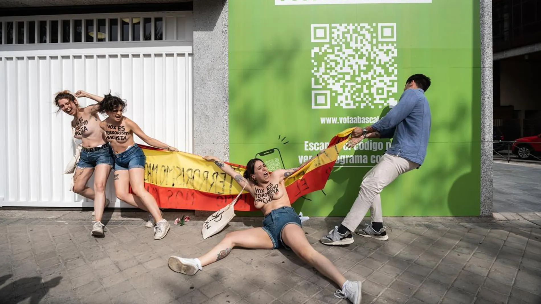 Activistas De Femen Se Desnudan Para Protestar Contra La Violencia activistas-de-femen-se-desnudan-para-protestar-contra-la-violencia